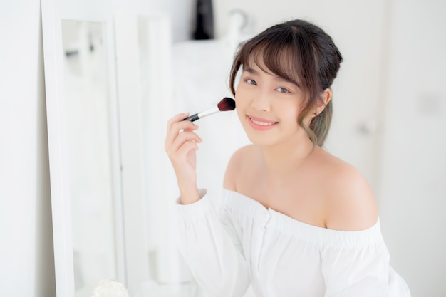 Jeune, femme asiatique, maquillage, à, brosse