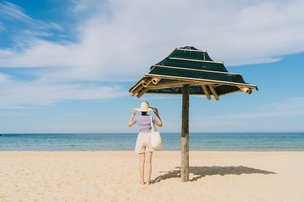 Jeune, femme asiatique, marche, sur, plage tropicale