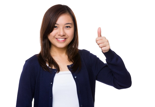 Jeune femme asiatique montrant le geste du pouce vers le haut
