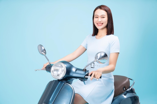 jeune, femme asiatique, sur, moto