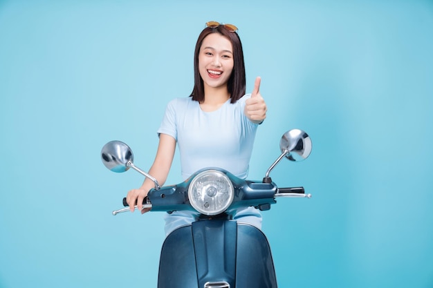 jeune, femme asiatique, sur, moto