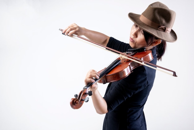 Jeune femme asiatique musicien élégant jouant du violon dans la musique classique