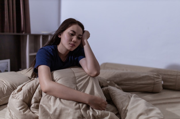 Photo jeune femme asiatique ne peut pas dormir l'insomnie tard dans la nuit. je ne peux pas dormir. apnée du sommeil ou stress. concept de trouble du sommeil.