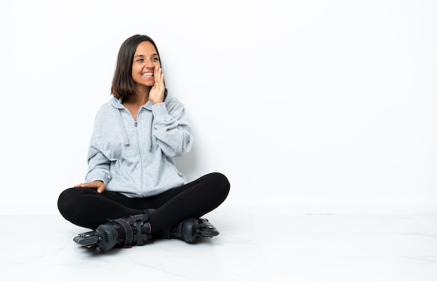 Jeune femme asiatique avec des patins à roulettes sur le sol en criant avec la bouche grande ouverte sur le côté