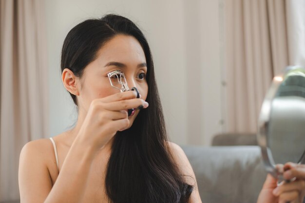 Jeune femme asiatique avec une peau de visage de beauté, une jolie femme et un maquillage de spa cosmétique