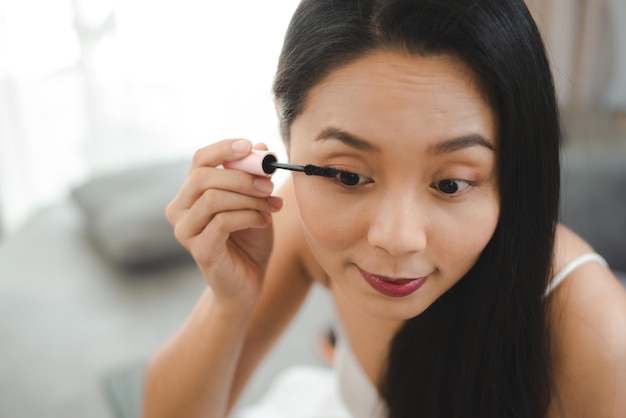 Jeune femme asiatique avec une peau de visage de beauté, une jolie femme et un maquillage de spa cosmétique