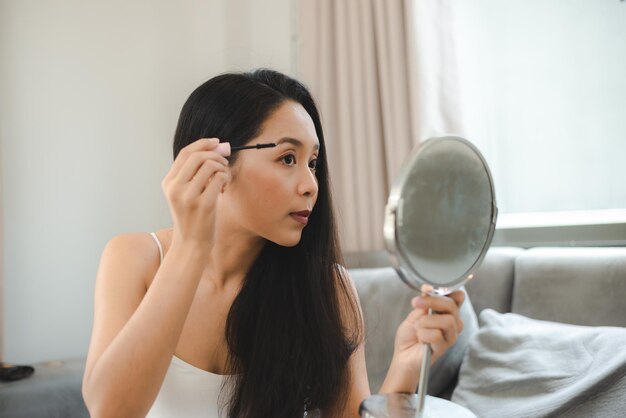 Jeune femme asiatique avec une peau de visage de beauté, une jolie femme et un maquillage de spa cosmétique