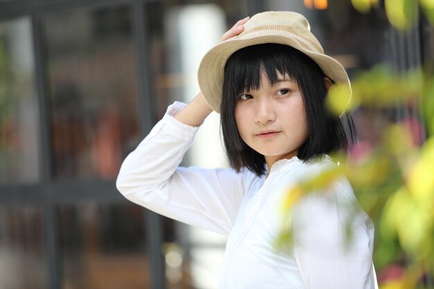 Jeune femme asiatique pensant et regardant le portrait avec dans le café