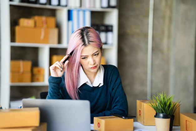 Jeune femme asiatique pensant et travaillant sur la vente en ligne dans une maison confortable Style de vie moderne des gens de la nouvelle génération