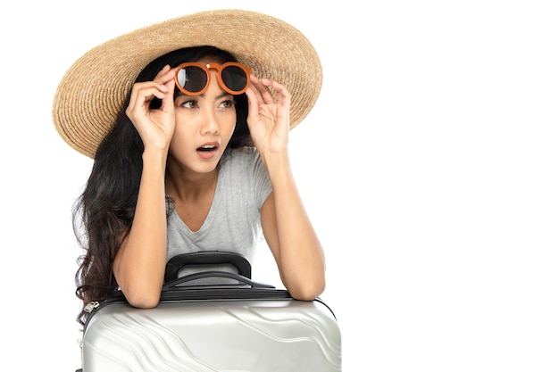 Jeune femme asiatique portant un chapeau de paille à larges bords et des lunettes de soleil