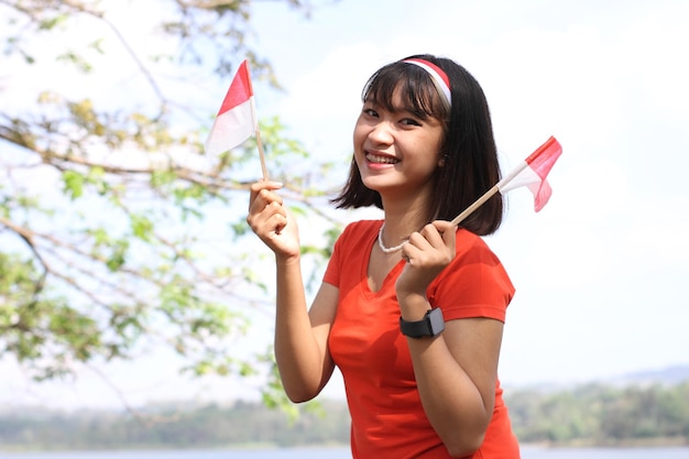 jeune femme asiatique portant le drapeau indonésien