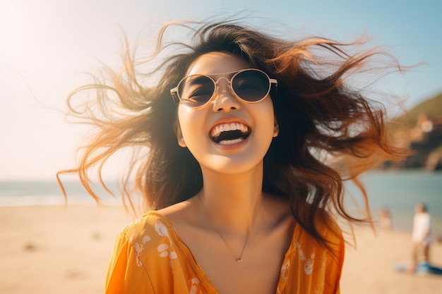 une jeune femme asiatique portant des lunettes de soleil profite des vacances d'été