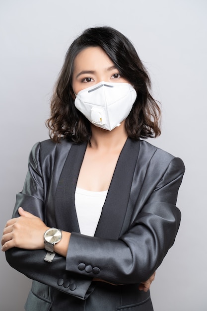 Jeune femme asiatique portant un masque