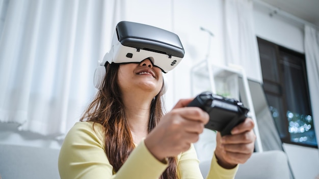 Une jeune femme asiatique portant une réalité virtuelle touchant l'air pendant l'expérience VR Concept de technologie du futur