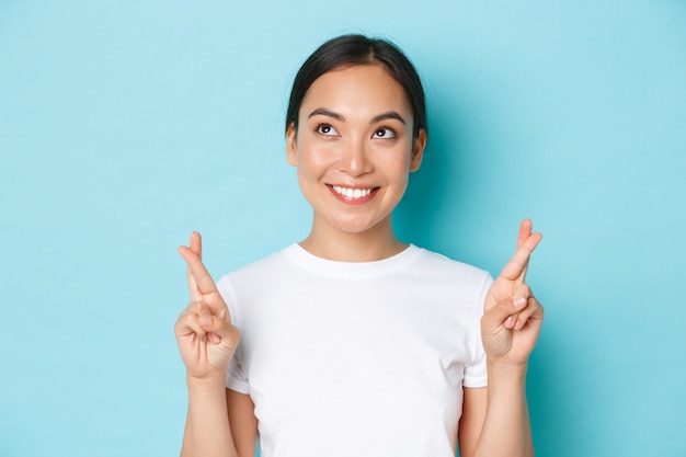 Jeune femme asiatique portant des T-shirt décontracté posant