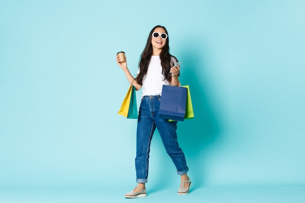 Jeune femme asiatique portant des T-shirt décontracté posant