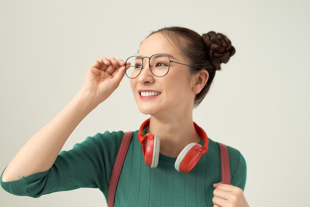 Photo jeune femme asiatique porte des lunettes belle étudiante avec sac.