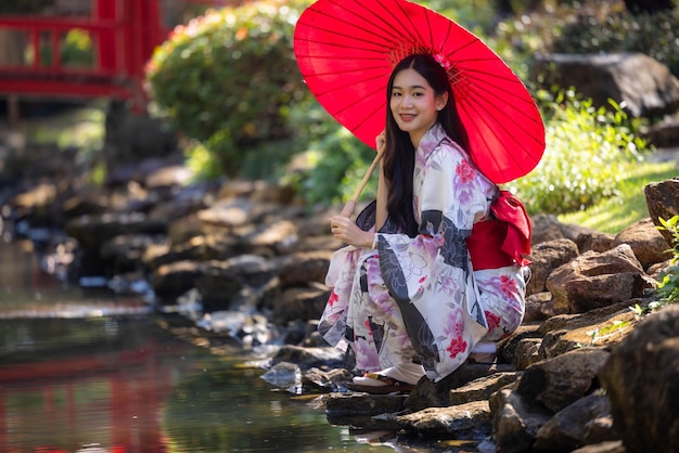 Une jeune femme asiatique porte une robe traditionnelle japonaise, un kimono, une robe traditionnelles japonaises.