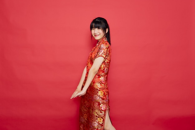 Jeune, femme asiatique, porter, traditionnel, cheongsam