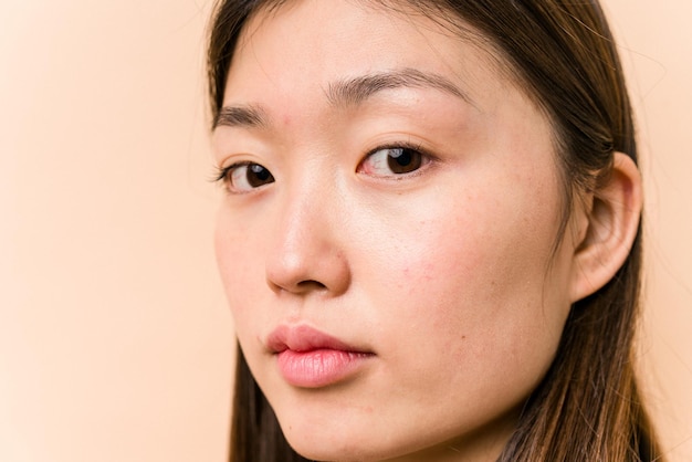 Jeune femme asiatique portrait isolé sur fond beige