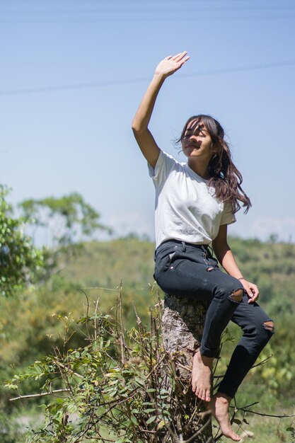 Jeune femme asiatique avec des poses et une coiffure à la mode