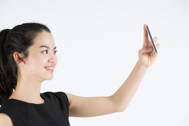 Jeune femme asiatique prenant un selfie