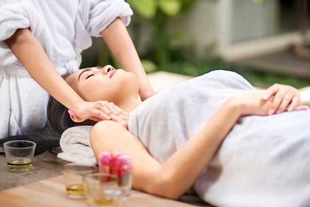 Jeune femme asiatique recevant un massage du corps