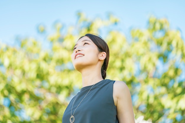 Jeune femme asiatique relaxante dans le vert