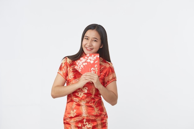 Jeune femme asiatique en robe cheongsam rouge traditionnelle