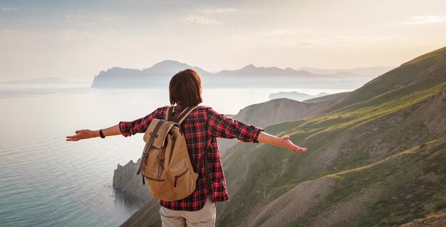 Une jeune femme asiatique avec un sac à dos en randonnée en été