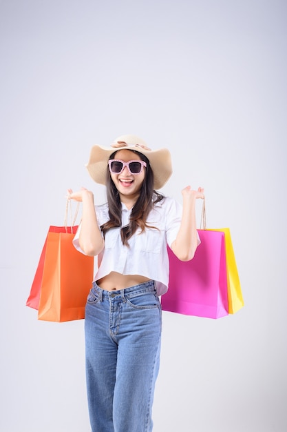 Jeune, femme asiatique, à, sacs provisions, et, chapeau paille