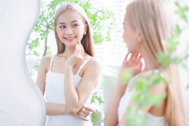 Jeune femme asiatique se regardant dans le miroir