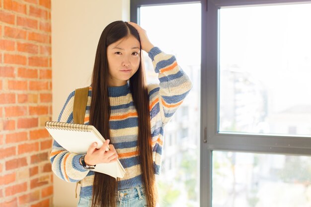 Jeune femme asiatique se sentant frustrée et ennuyée, malade et fatiguée de l'échec, marre des tâches ennuyeuses et ennuyeuses