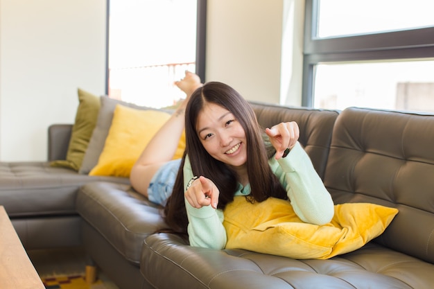 Jeune femme asiatique se sentant heureuse et confiante