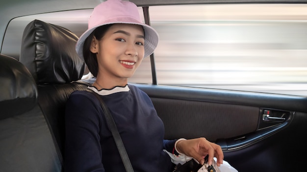 Jeune, femme asiatique, séance, dans voiture, et, sourire