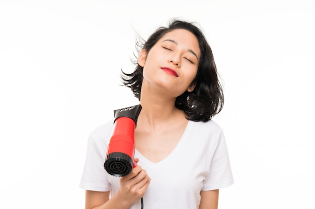 Jeune femme asiatique avec sèche-cheveux