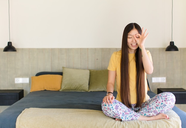 Jeune femme asiatique souriante, se sentir insouciante, détendue et heureuse, danser et écouter de la musique, s'amuser lors d'une fête