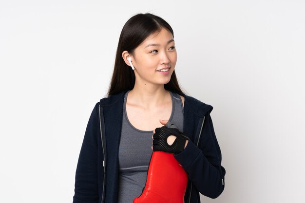 Jeune femme asiatique sport isolée sur fond blanc avec des gants de boxe