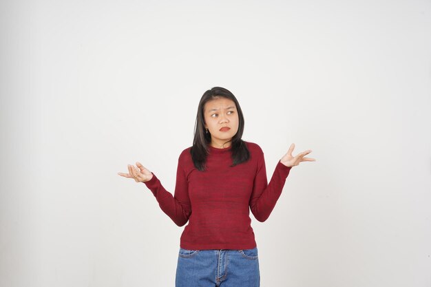 Photo jeune femme asiatique en t-shirt rouge confuse je ne sais pas geste isolé sur fond blanc