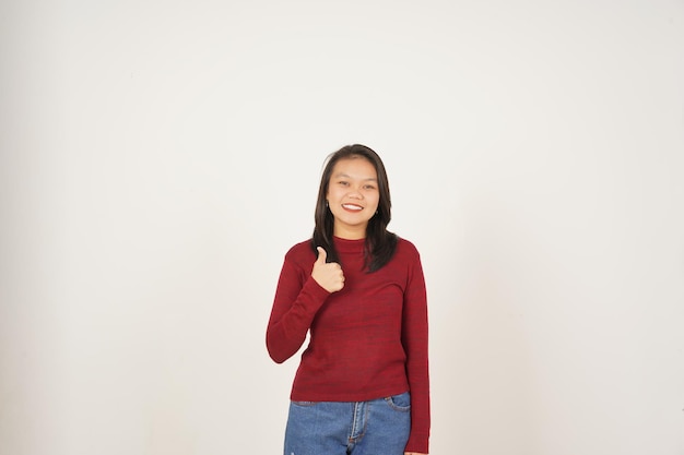 Jeune femme asiatique en t-shirt rouge montrant le pouce en l'air d'accord Concept isolé sur fond blanc