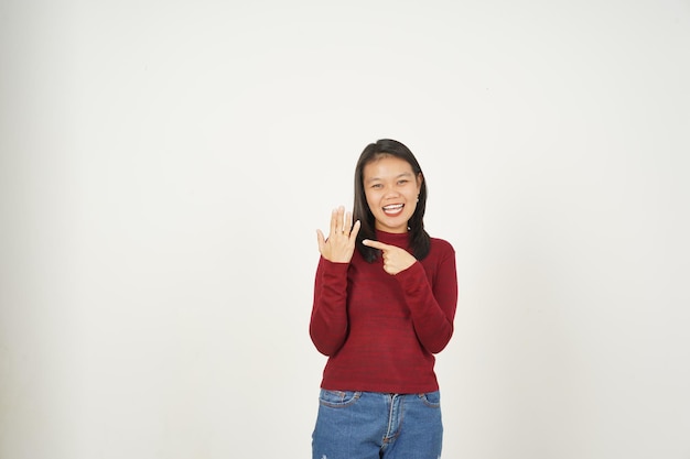 Jeune femme asiatique en t-shirt rouge souriante et montrant une bague isolée sur fond blanc