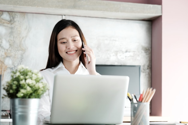 Jeune femme asiatique avec un téléphone intelligent, les gens d&#39;affaires et le concept de communication.