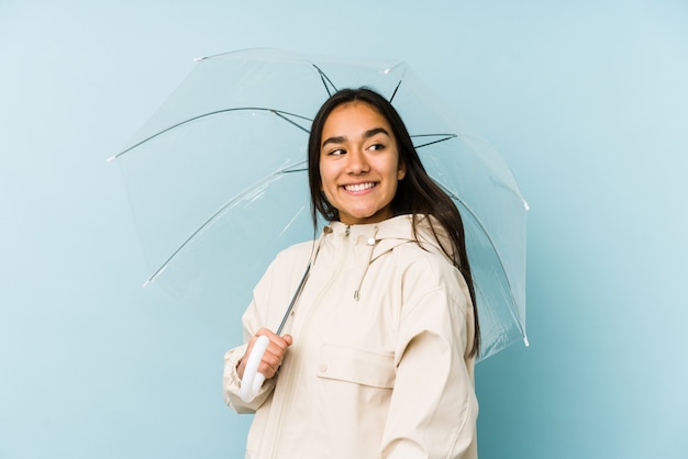 Jeune femme asiatique tenant un parapluie