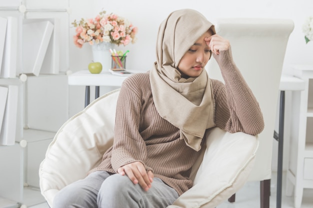 Jeune, femme asiatique, tenir tête, penser, quelque chose