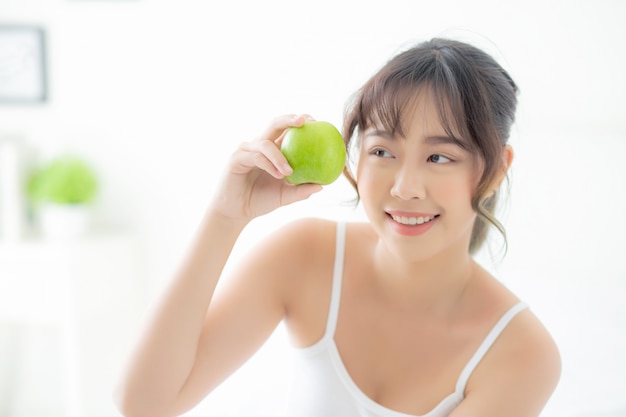 Jeune, femme asiatique, tenue, pomme verte, fruit