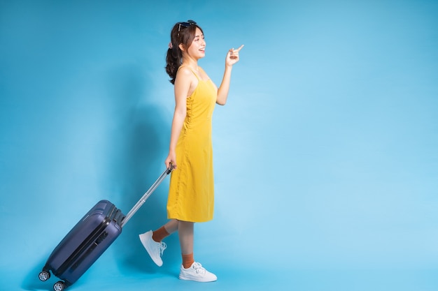 Jeune, femme asiatique, tenue, valise, sur, bleu, été, concept