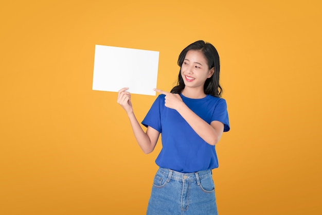 Jeune, femme asiatique, tenue, vide, plaque, à, sourire, figure, et, regarder