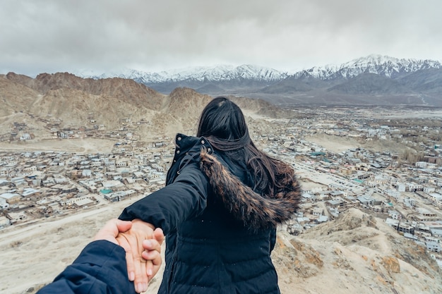 Jeune femme asiatique touriste menant l'homme dans la vue de la ville de Leh Ladakh à Leh, Ladakh, Inde.