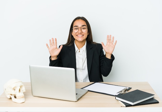 Jeune femme asiatique traumatologue montrant le numéro dix avec les mains.