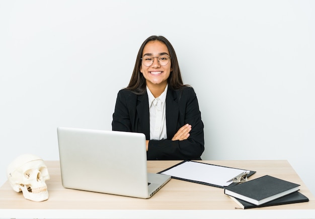 Jeune femme asiatique traumatologue en riant et en s'amusant.